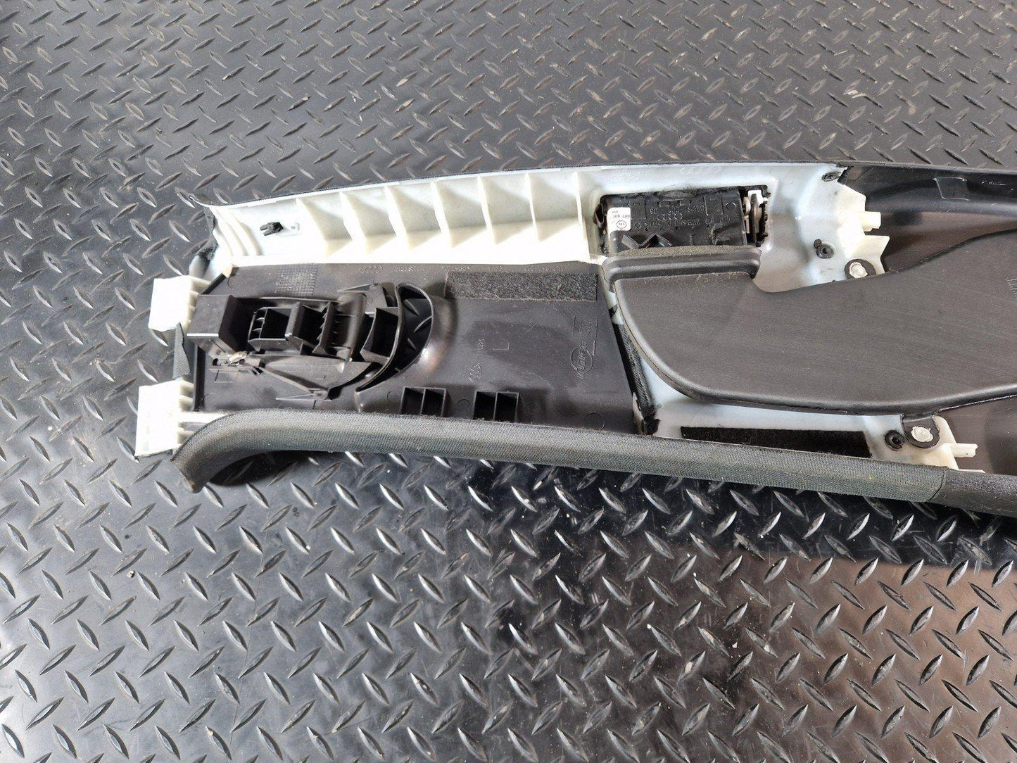 10-15 AUDI Q7 4L GENUINE B PILLAR TRIM PASSENGER LEFT NEAR SIDE 4L0819723