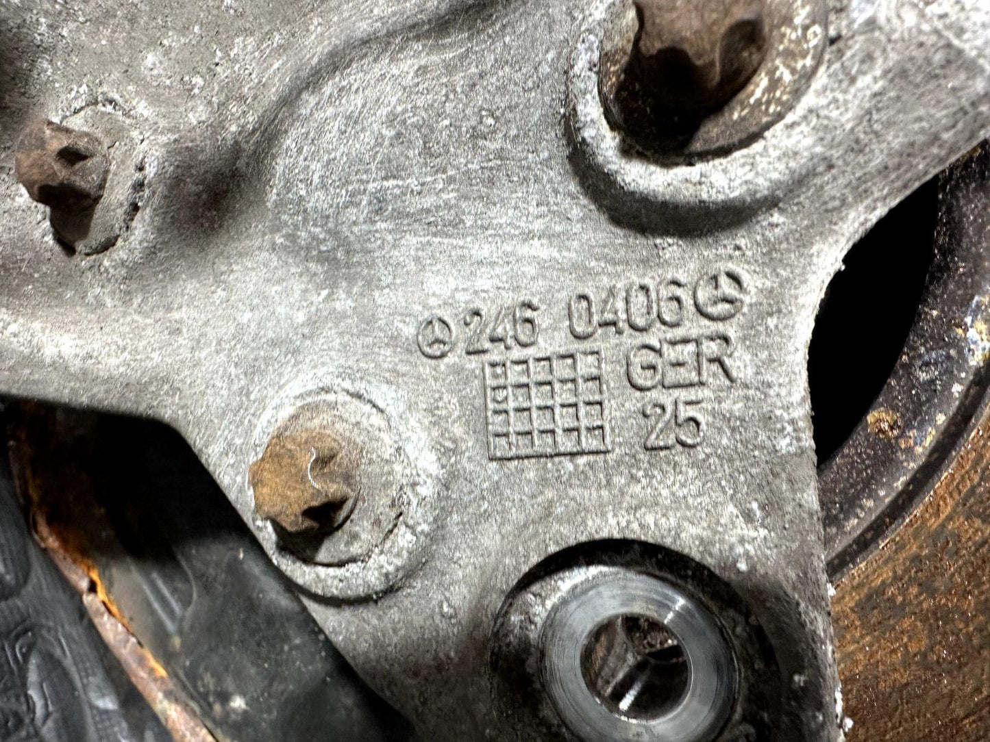 12-18 MERCEDES A-CLASS W176 GENUINE REAR RIGHT SIDE WHEEL HUB & ARM 2460406