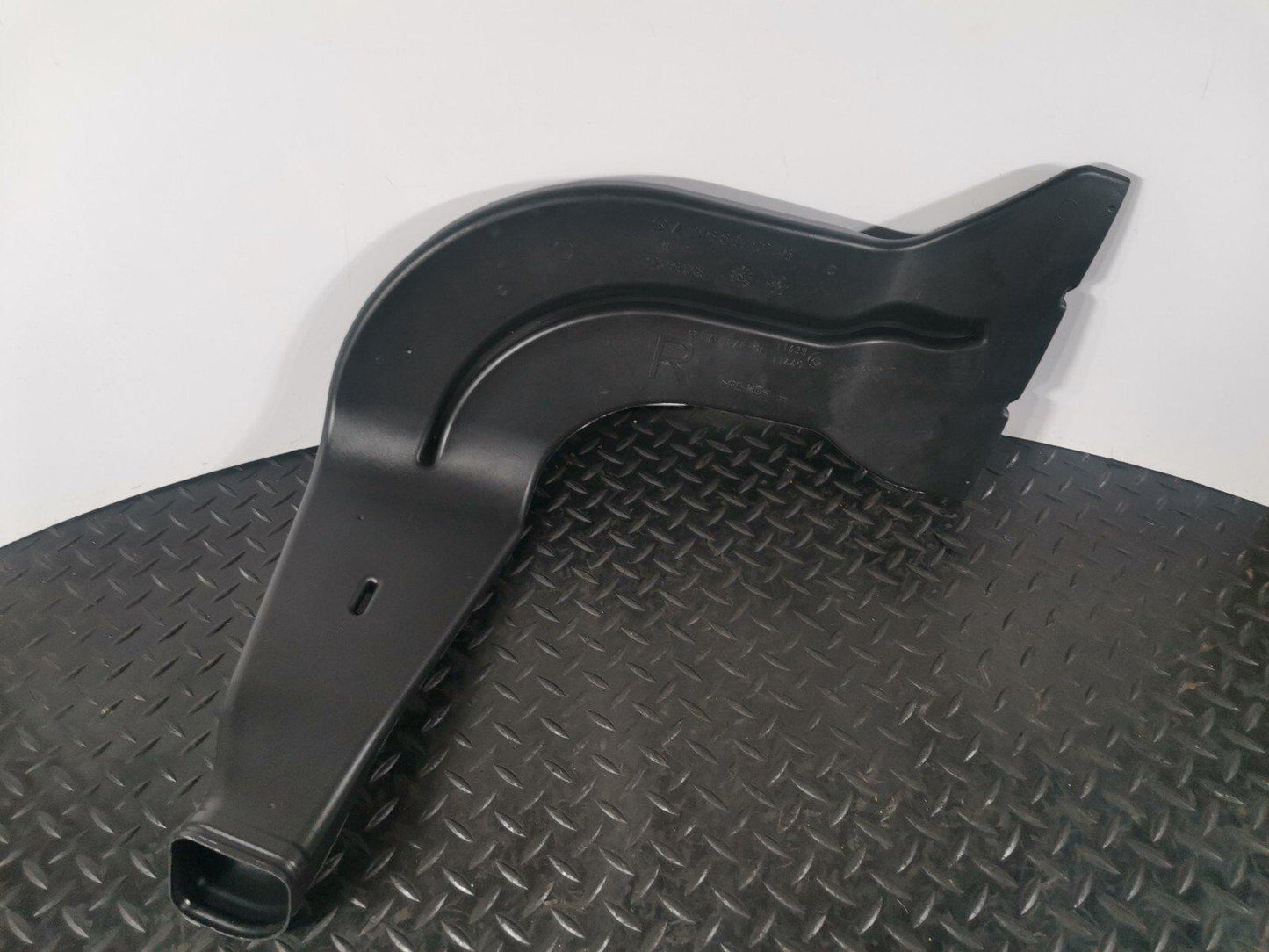 12-18 MERCEDES A-CLASS W176 GENUINE FRONT RIGHT O/S AIR VENT PIPE A2468310246