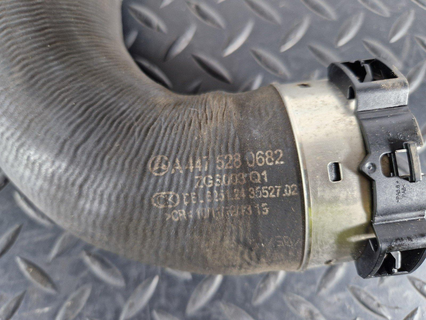 12-18 AUDI A6 C7 2.0 DIESEL CGLC/CGL GENUINE INTERCOOLER PIPE HOSE A4475280682