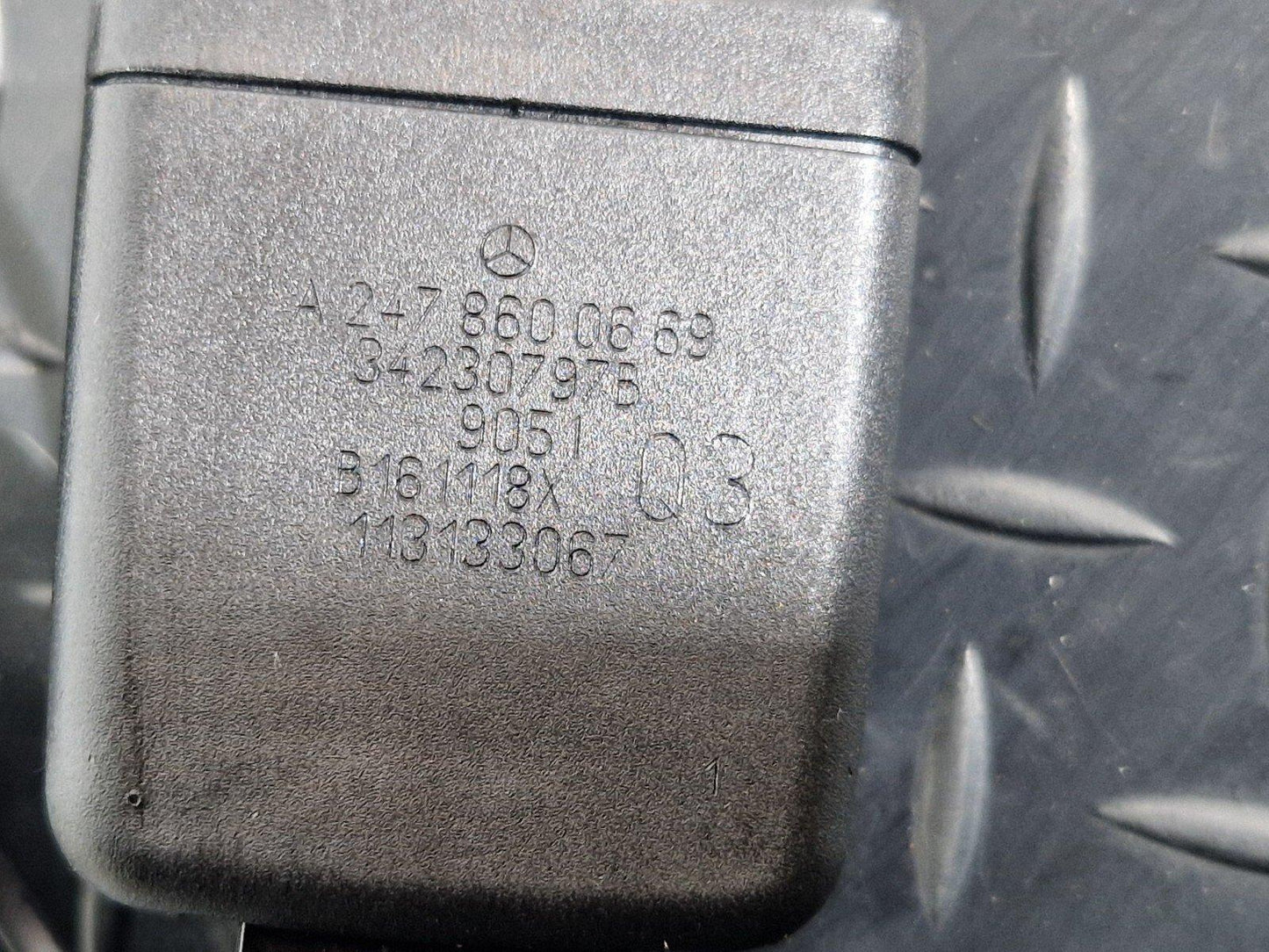 19-ON MERCEDES B CLASS W247 REAR RIGHT CENTRE SEAT BELT TWIN BUCKLE A2478600669
