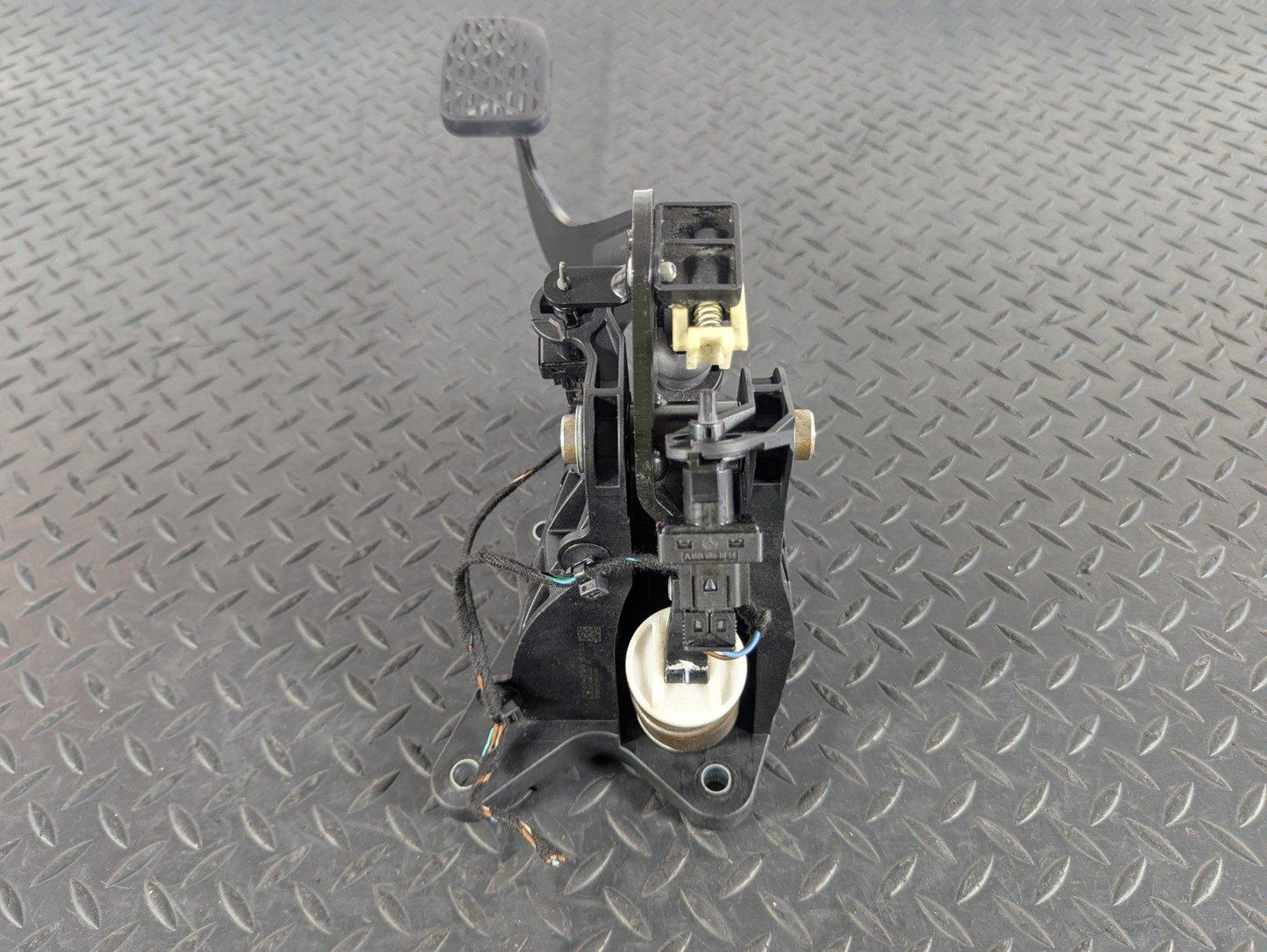 13-19 MERCEDES BENZ CLA C117 GENUINE CLUTCH PEDAL & MASTER CYLINDER A2462900312