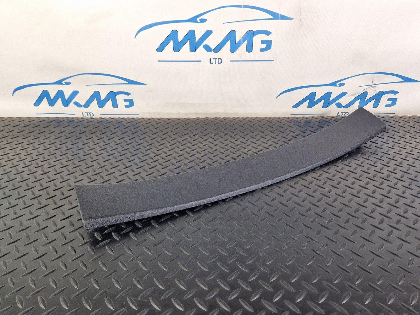 10-18 AUDI A7 4G S-LINE GENUINE CENTRE UPPER TAILGATE TRIM 4G8867606