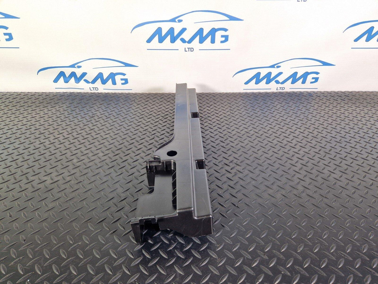 14-19 MERCEDES BENZ GLA X156 OEM LEFT QUATER PANEL TRIM BRACKET A1568901100