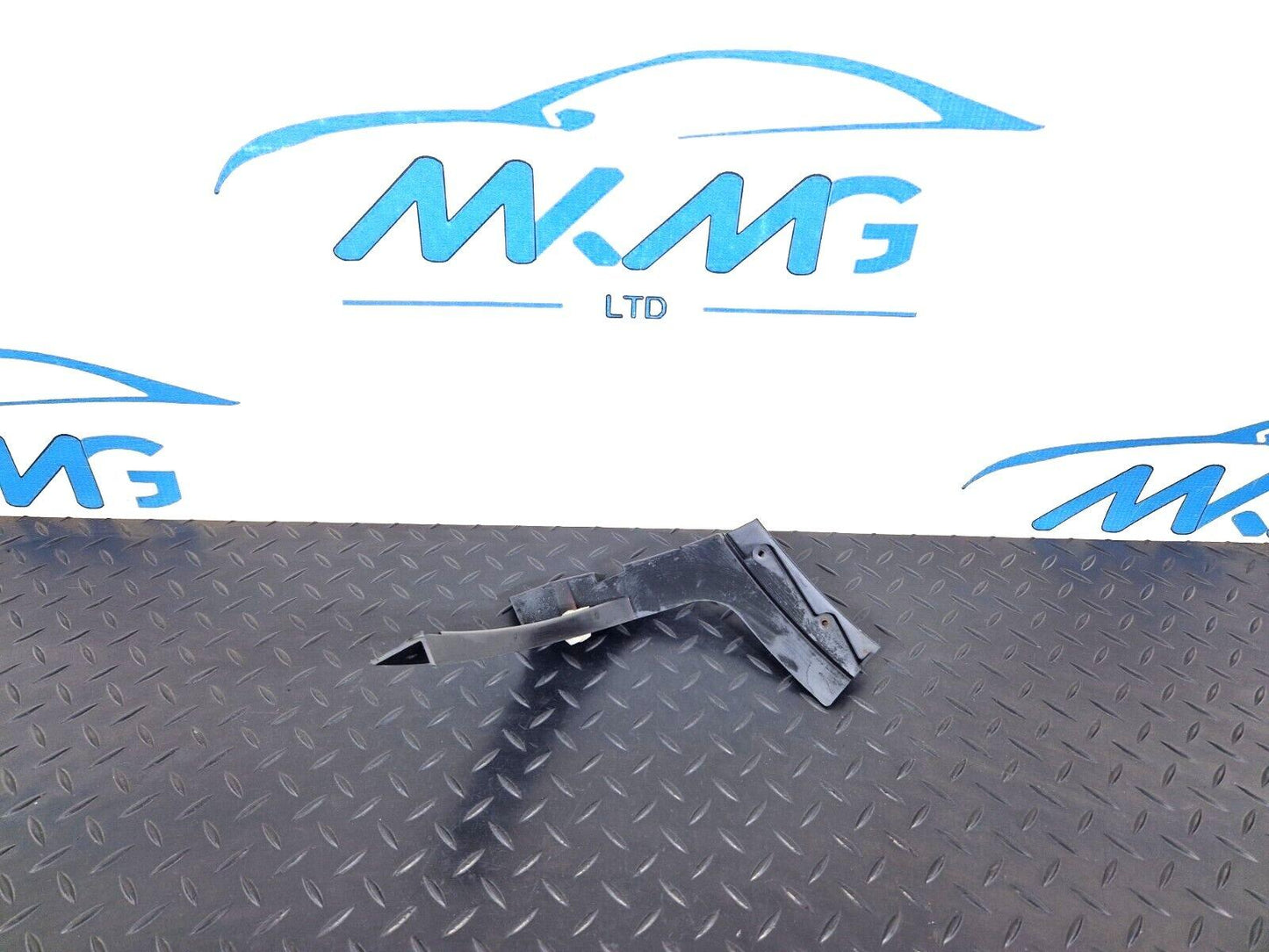 10-18 AUDI A7 4G S-LINE FRONT BUMPER RIGHT ADAPTER 4G8807084B