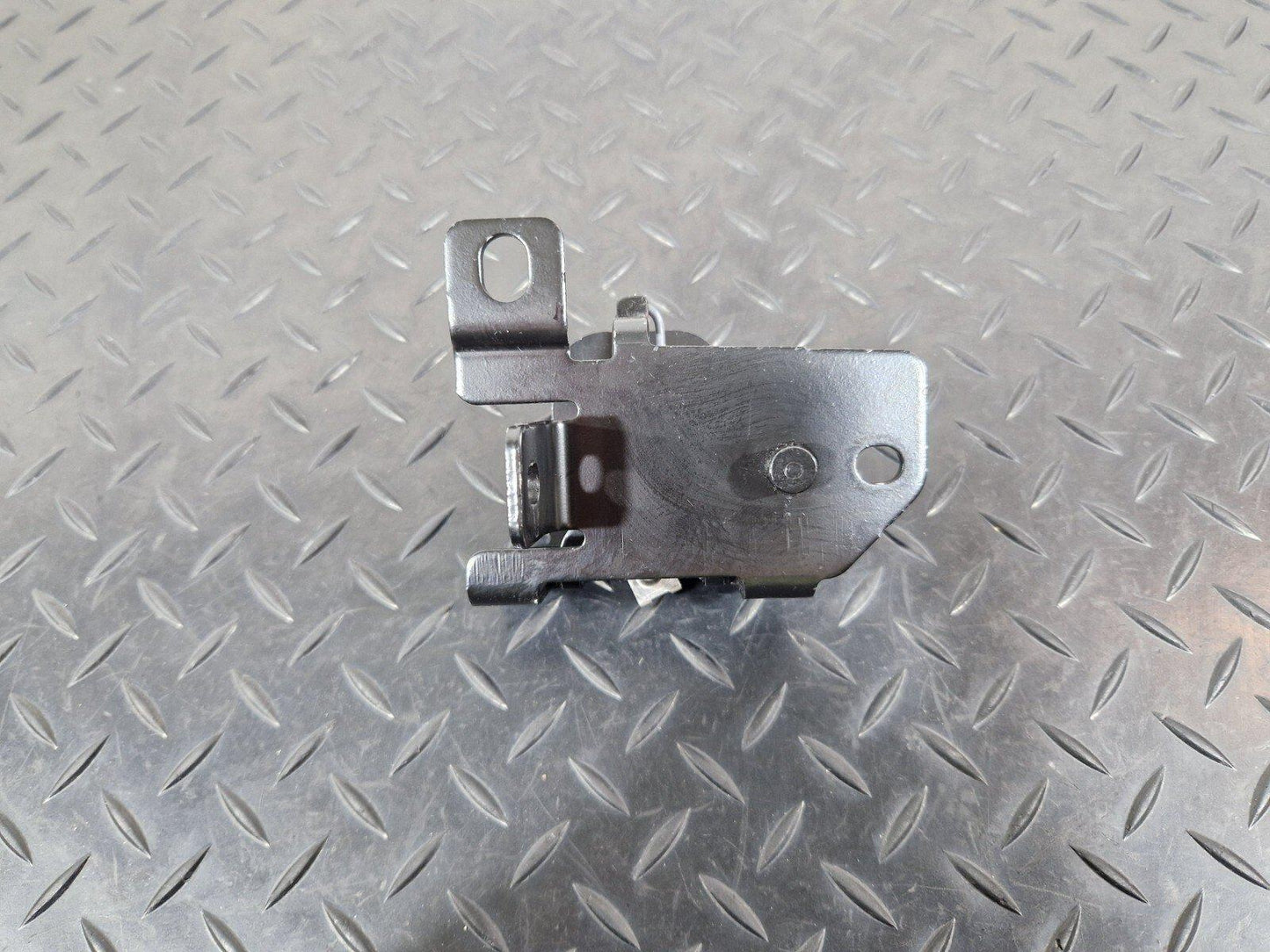 14-21 MERCEDES BENZ C220 W205 REAR PARCEL SHELF RIGHT O/S MOUNTING PLATE BRACKET