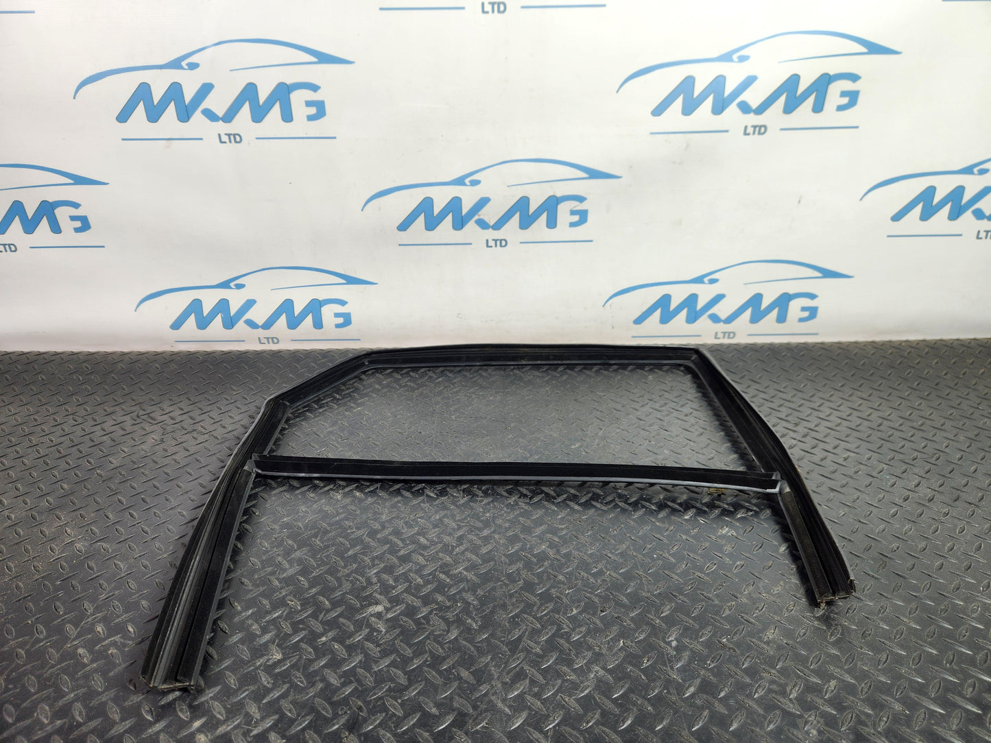 Land Rover Range Rover Evoque L551 SUV Front Left Door Window Rubber Frame XC940