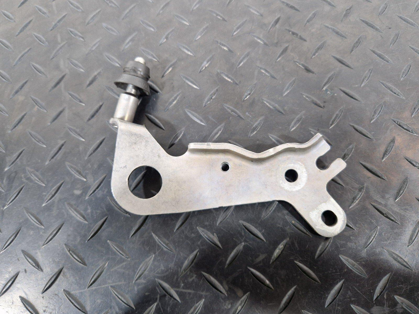 14-21 MERCEDES-BENZ C250 W205 OEM ENGINE LEFT REAR LIFTING LUG CLIP MOUNT HOLDER