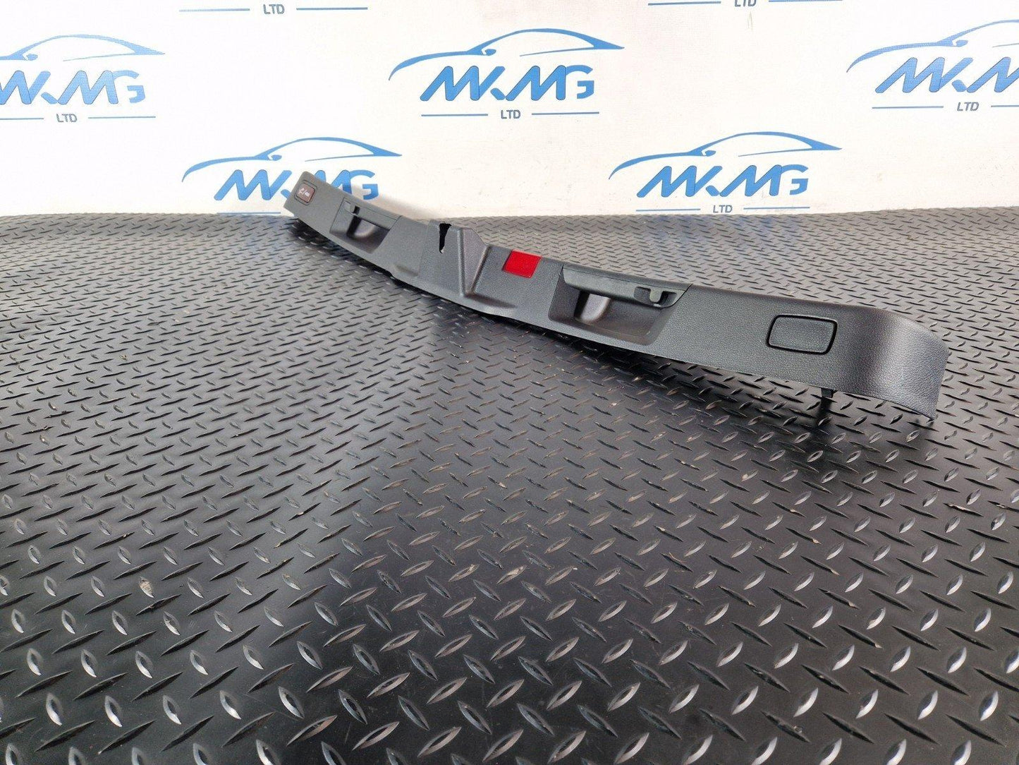 11-19 MERCEDES BENZ ML W166 REAR TAILGATE LOWER COVER LATCH TRIM A1667400572
