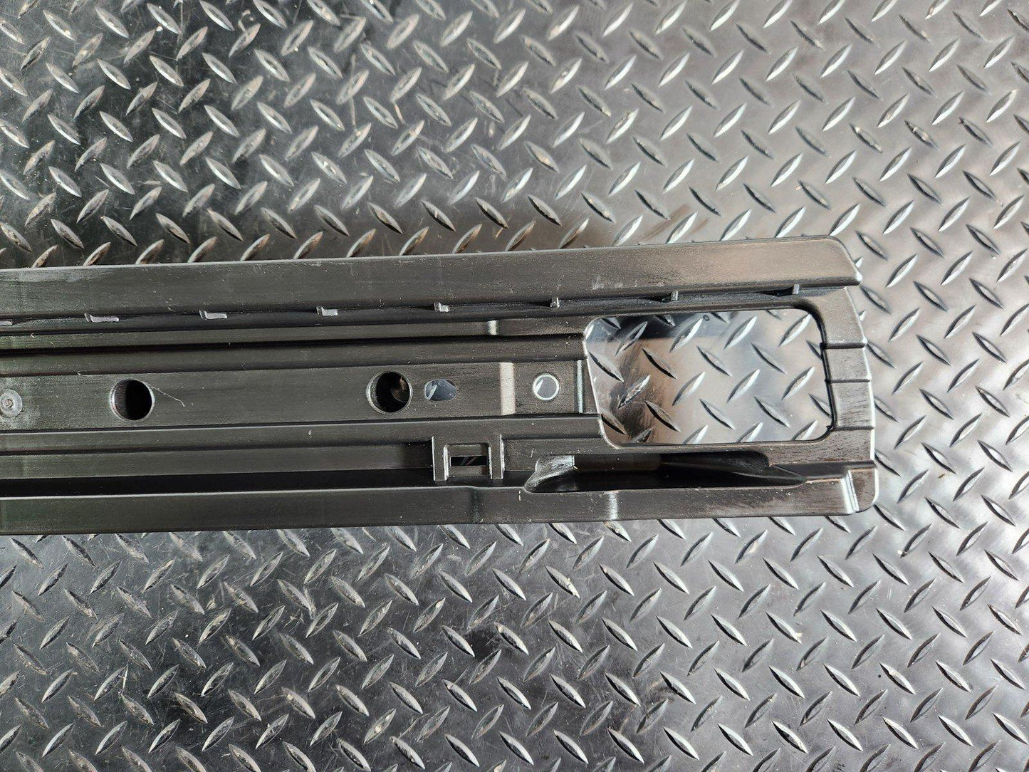 10-18 VW TOUAREG 7P REAR TRUNK BOOT RIGHT RAIL SUPPORT BRACKET HOLDER 7P0863600A