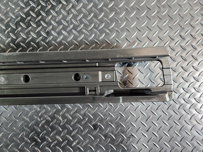 10-18 VW TOUAREG 7P REAR TRUNK BOOT RIGHT RAIL SUPPORT BRACKET HOLDER 7P0863600A