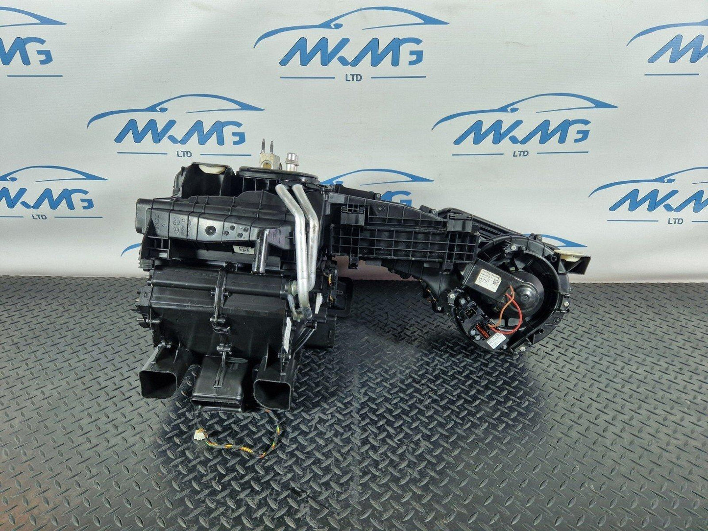 14-19 MERCEDES GLA X156 AIR CONDITIONING HEATER MATRIX HOUSING BOX A2468302302