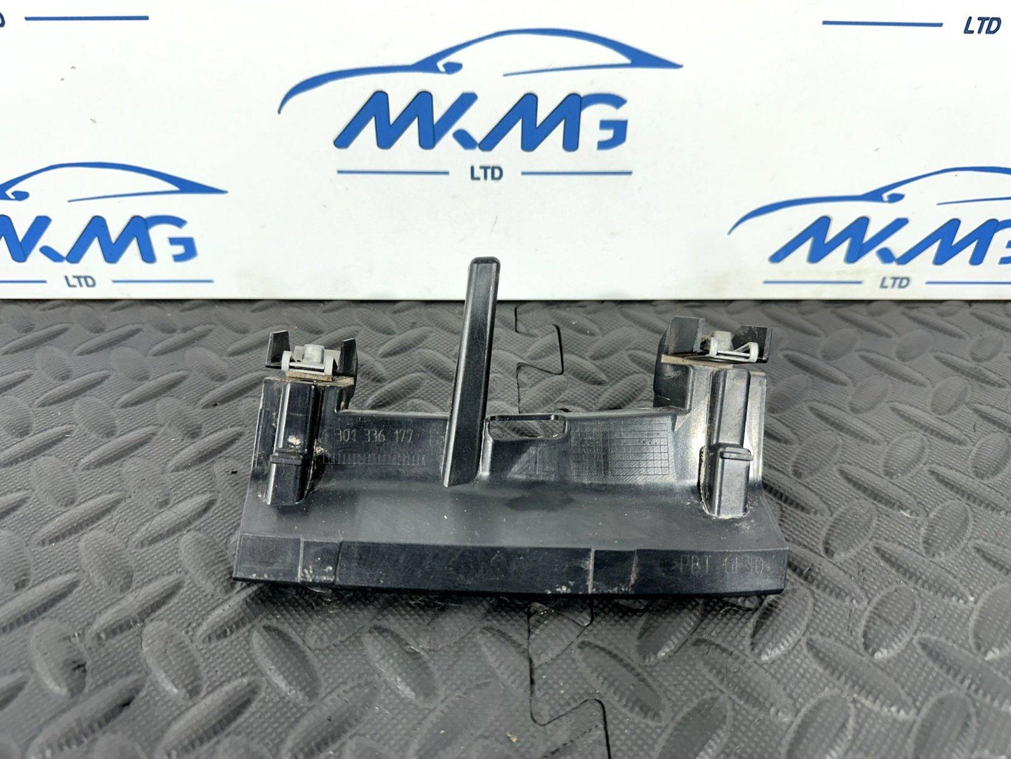 14-21 BMW 2 SERIES F45 F46 FRONT PASSENGER SIDE HEADLIGHT BRACKET 1301336177