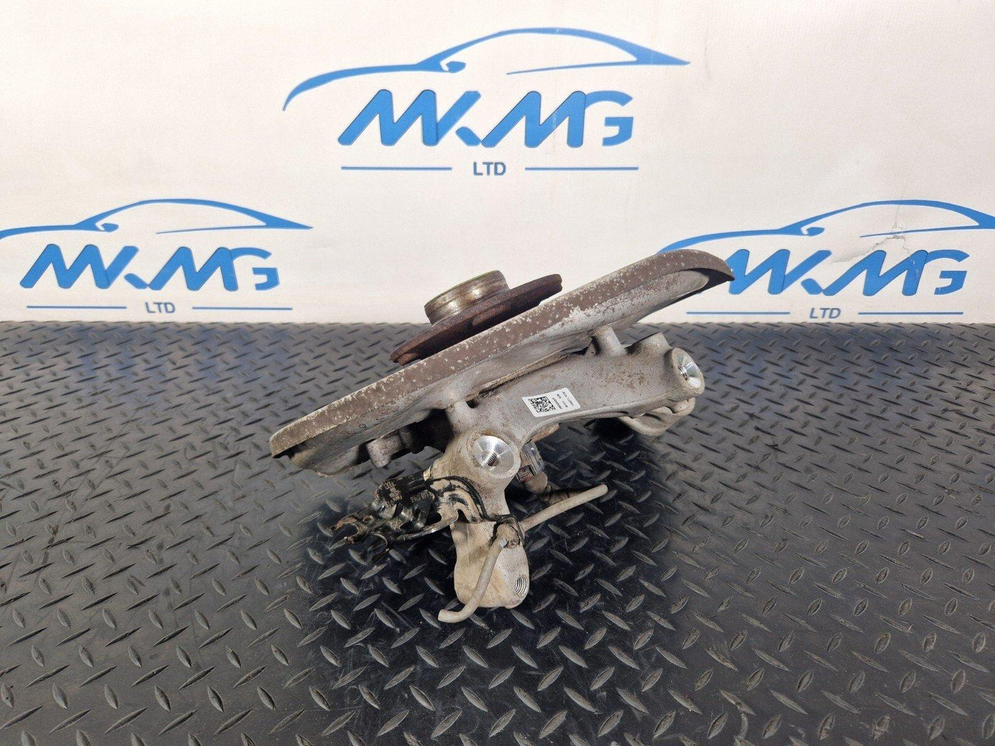 16-19 AUDI A4 B9 O/S/R REAR RIGHT WHEEL HUB & BEARING 8W0615612