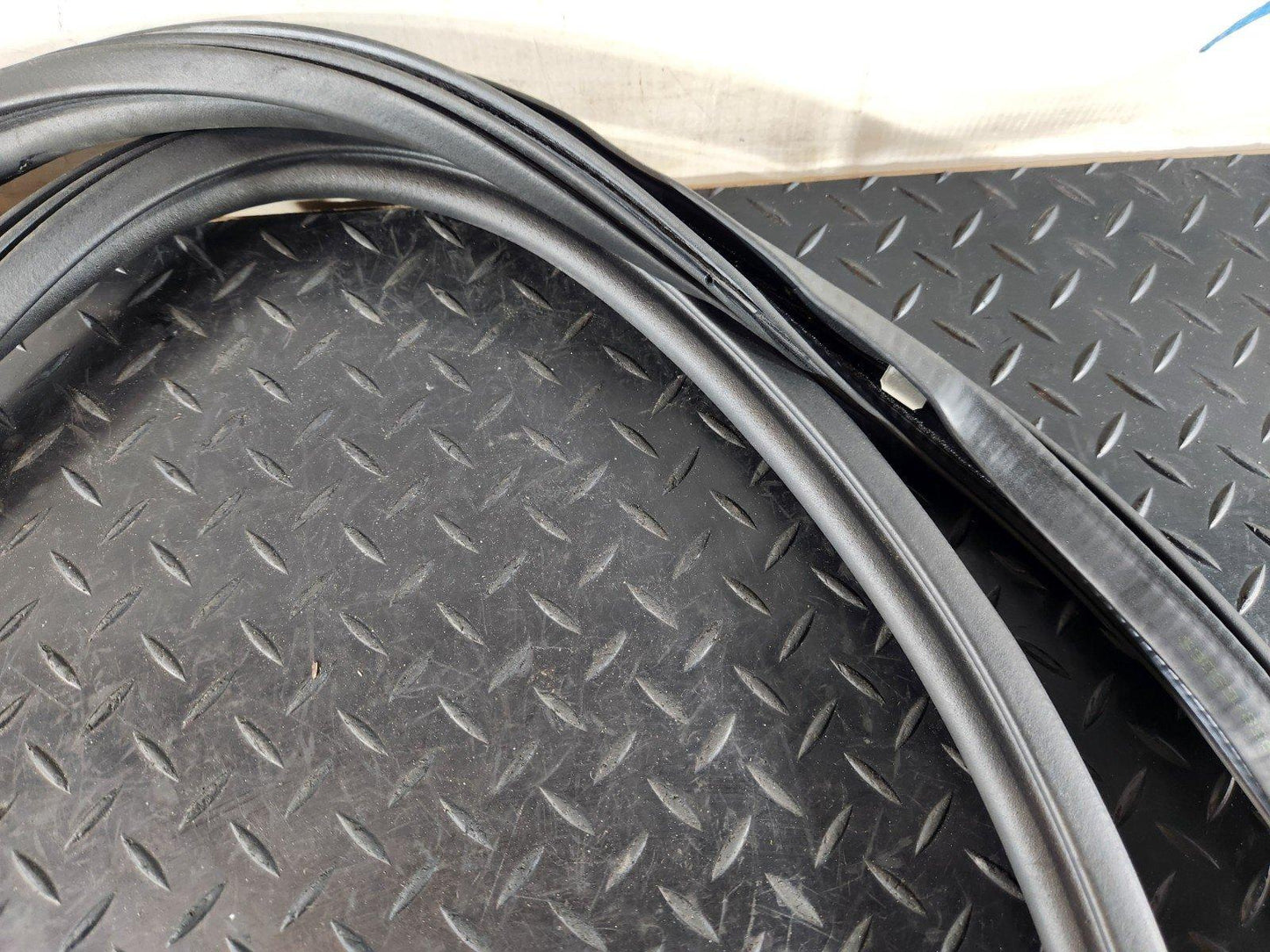 16-20 AUDI Q7 4M GENUINE REAR LEFT & RIGHT DOOR SEAL RUBBER STRIP 4M0833721C