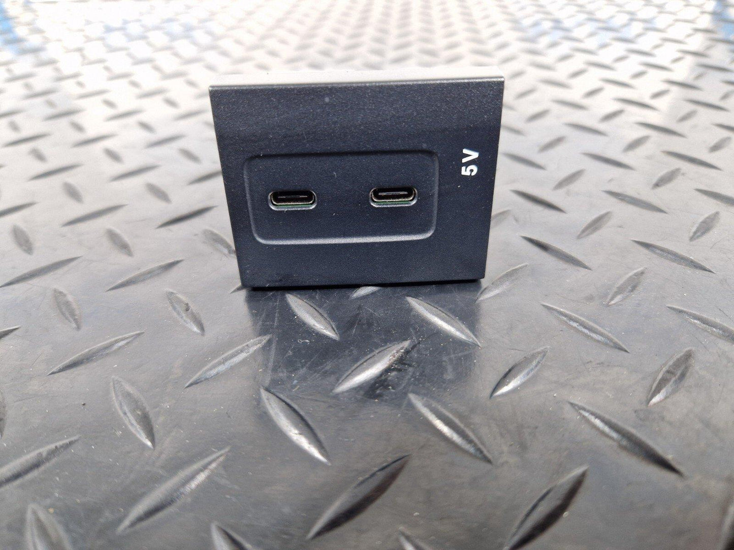 19-ON MERCEDES BENZ B CLASS W247 GENUINE DUAL USB C PORTS SOCKET A2478200301