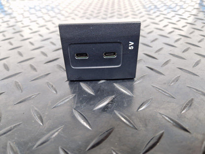 19-ON MERCEDES BENZ B CLASS W247 GENUINE DUAL USB C PORTS SOCKET A2478200301