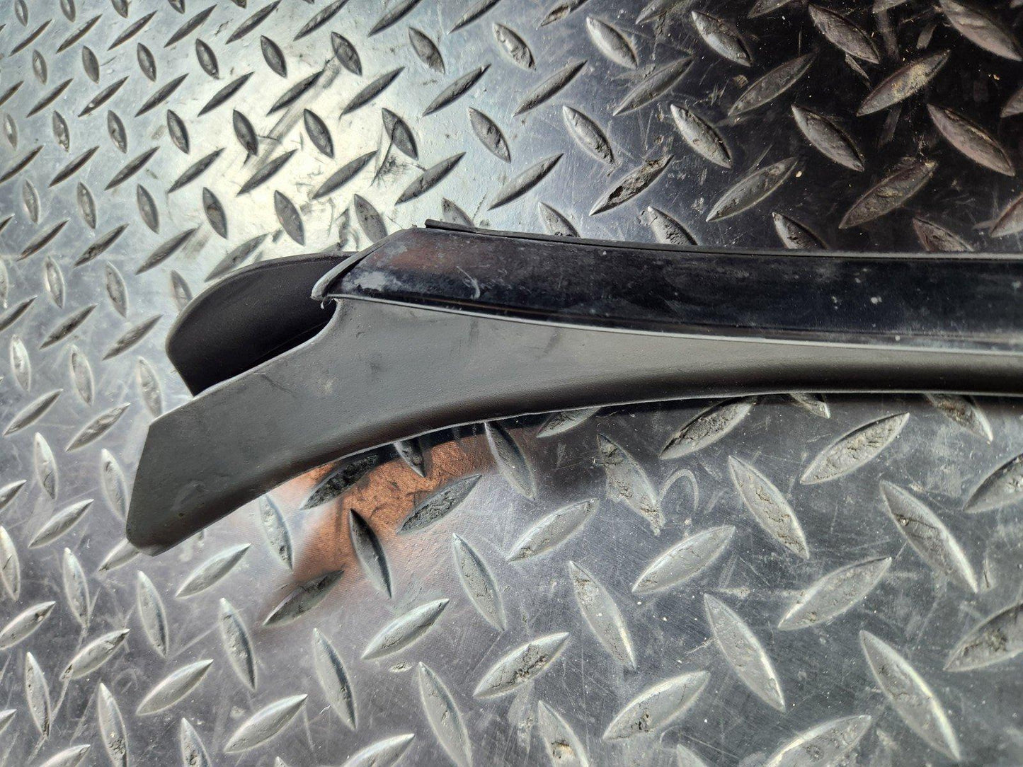 11-19 MERCEDES BENZ ML W166 GENUINE RIGHT O/S FRONT WINDSHIELD TRIM A1666901280