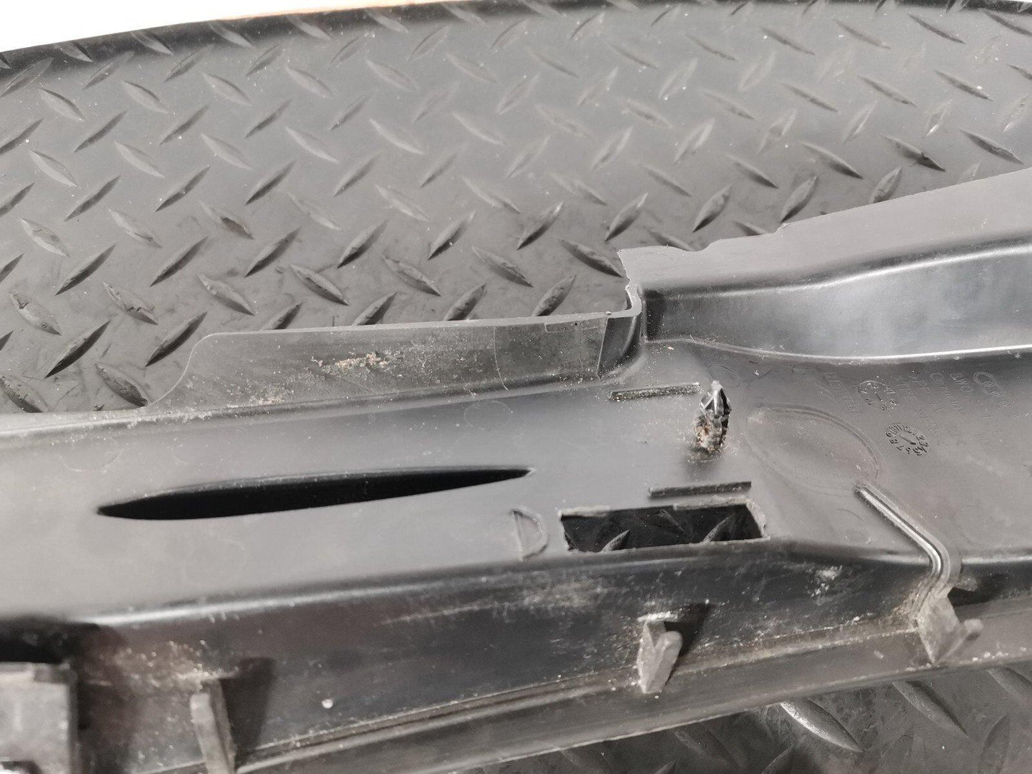 16-19 AUDI A4 B9 SALOON GENUINE RIGHT DRIVER SIDE WING PANEL  SEAL 8W0821170