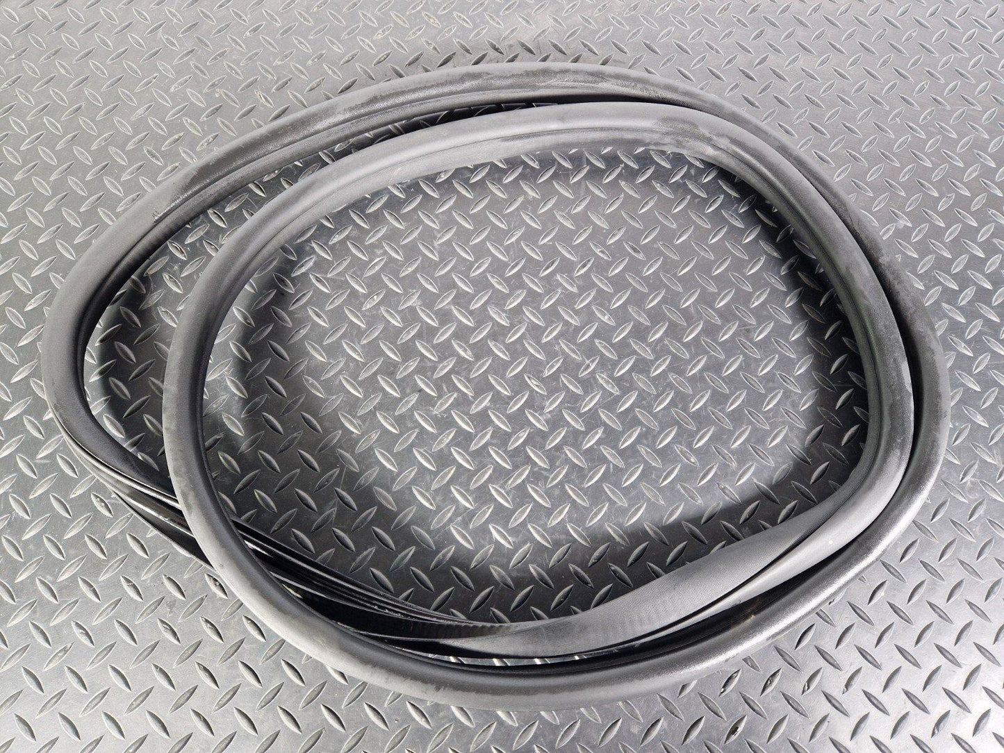 14-21 MERCEDES BENZ C200d W205 LEFT & RIGHT REAR DOOR SEAL GASKET A2056970251