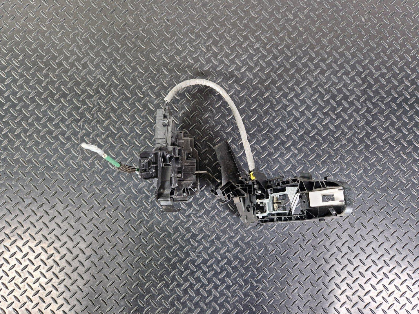 14-21 MERCEDES C200 W205 FRONT RIGHT SIDE DOOR LOCK LATCH MECHANISM A2057230414