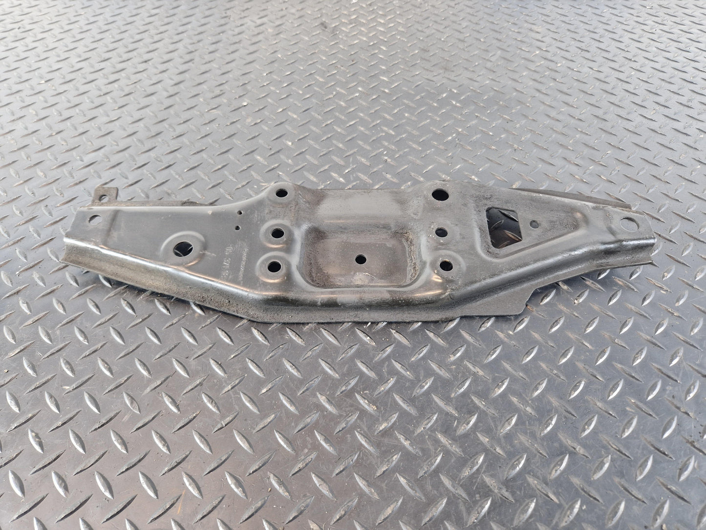 18-ON MERCEDES BENZ SPRINTER W907 FRONT BRACKET LEFT LOWER MOUNT A9076220700