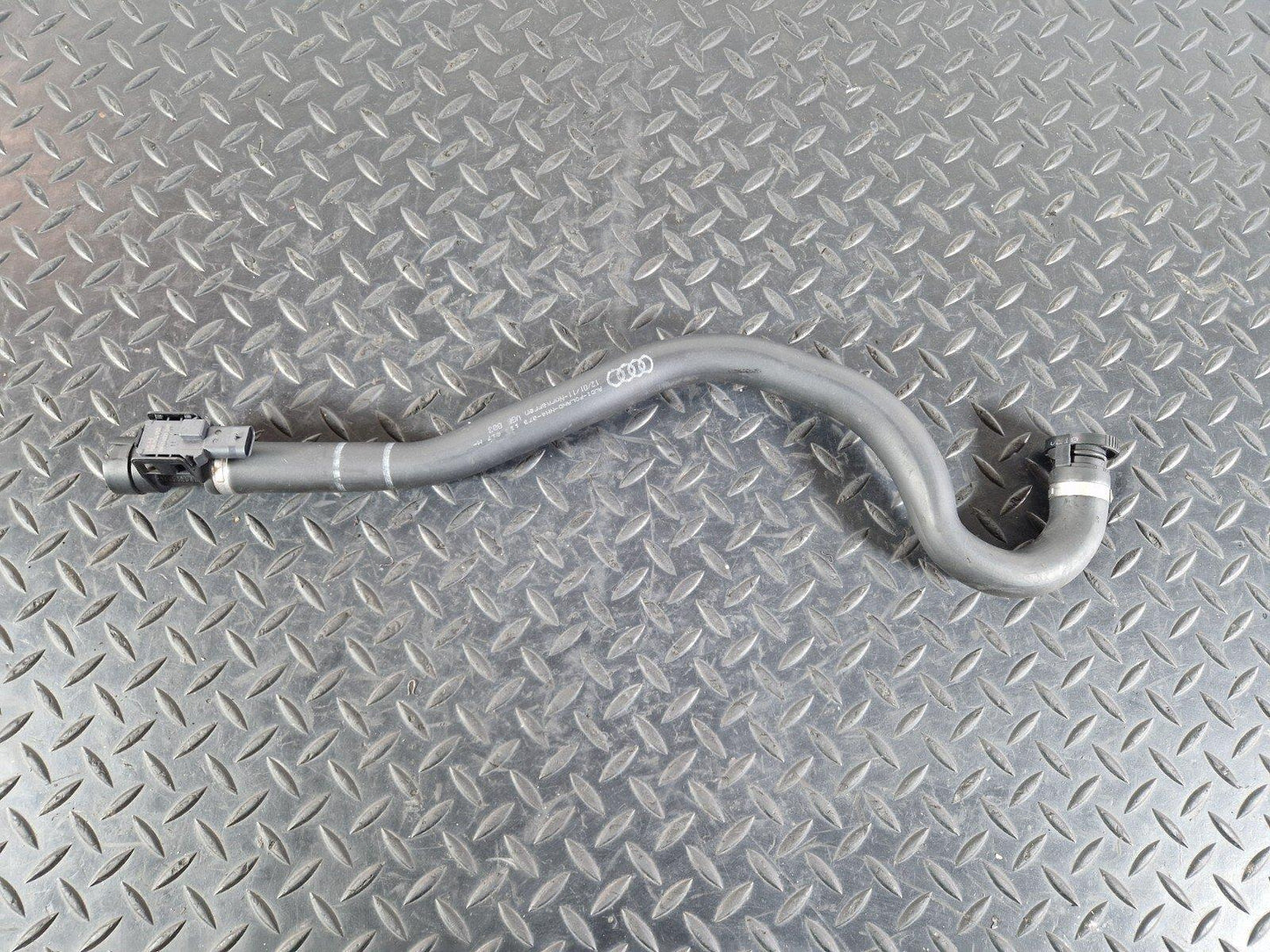 10-17 AUDI A8 4H CONNECTING PIPE HOSE LINE 079133817M