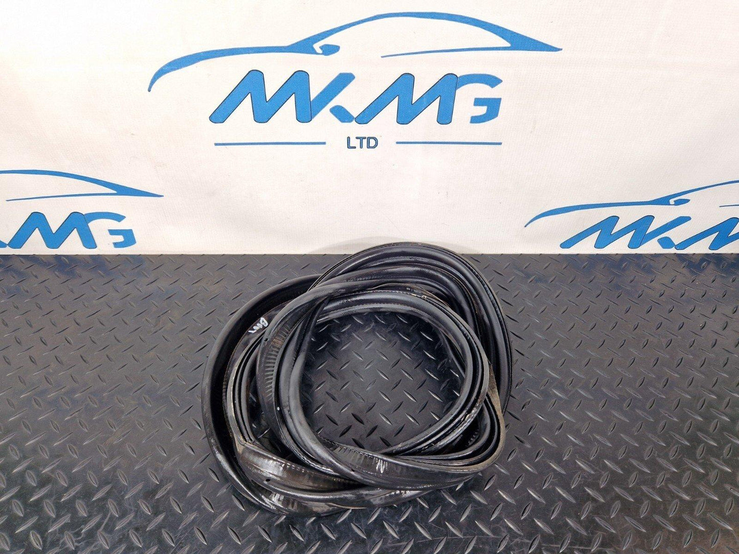 16-19 AUDI A4 B9 SALOON GENUINE TAILGATE BOOT LID RUBBER SEAL 8W5827705C