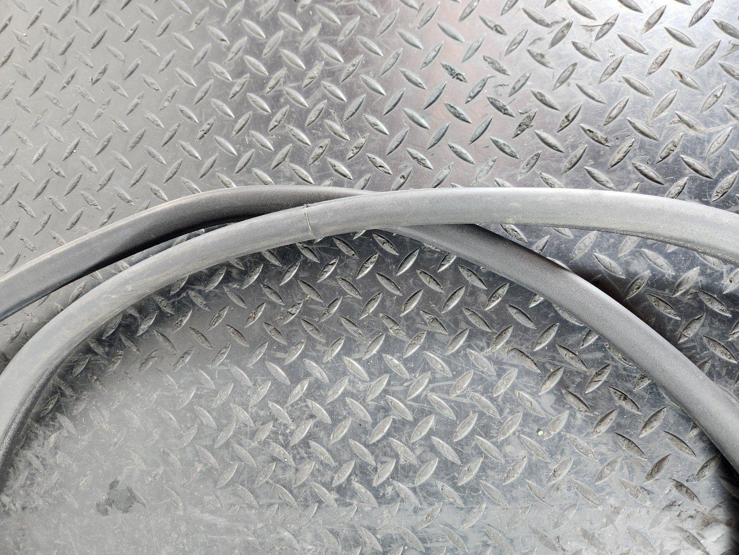 11-19 MERCEDES ML W166 OEM FRONT LEFT OR RIGHT SIDE DOOR RUBBER SEAL A1666970051