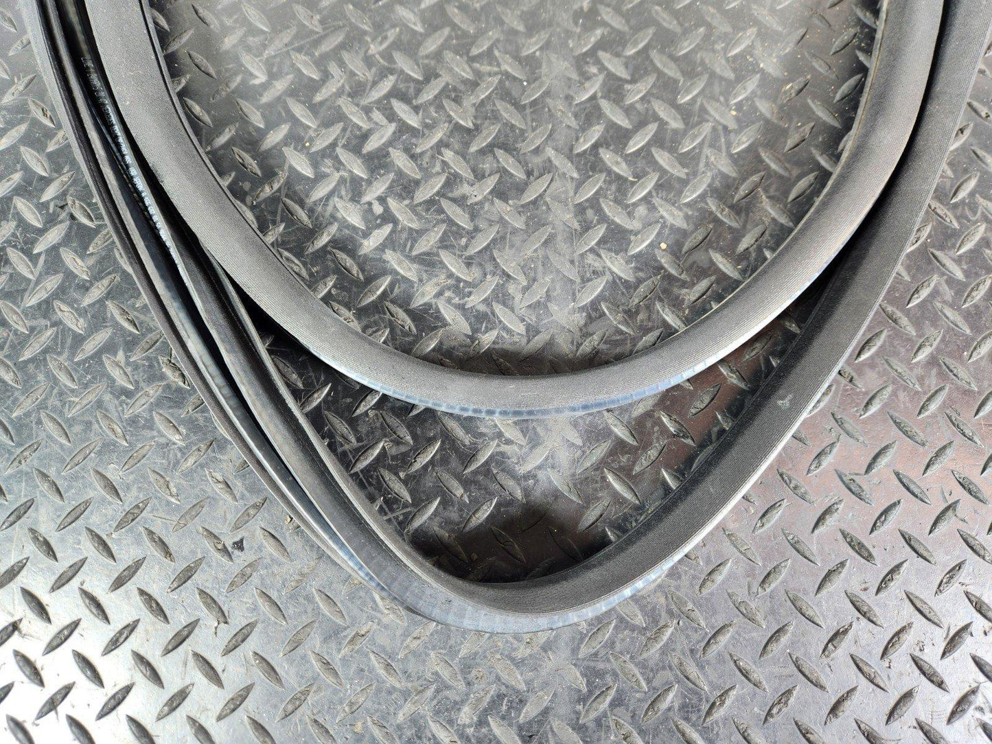 11-19 MERCEDES ML W166 OEM FRONT LEFT OR RIGHT SIDE DOOR RUBBER SEAL A1666970051