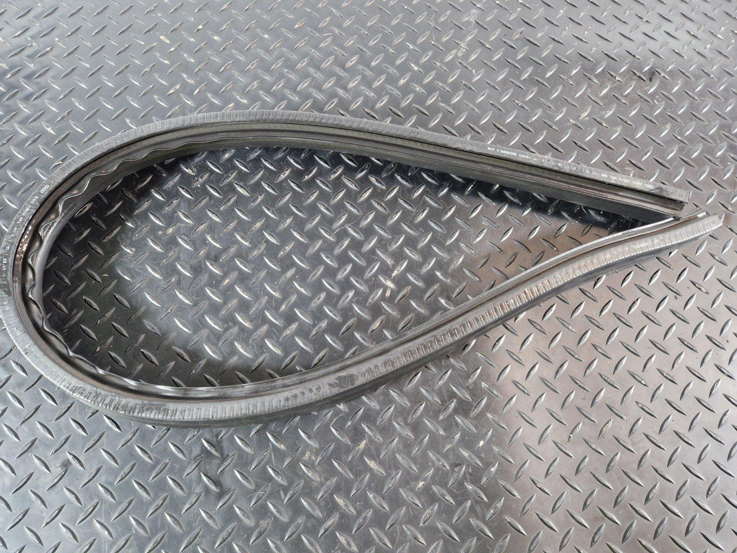 16-20 AUDI Q7 4M GENUINE ENGINE COMPARTMENT RUBBER SEAL 4M0823723