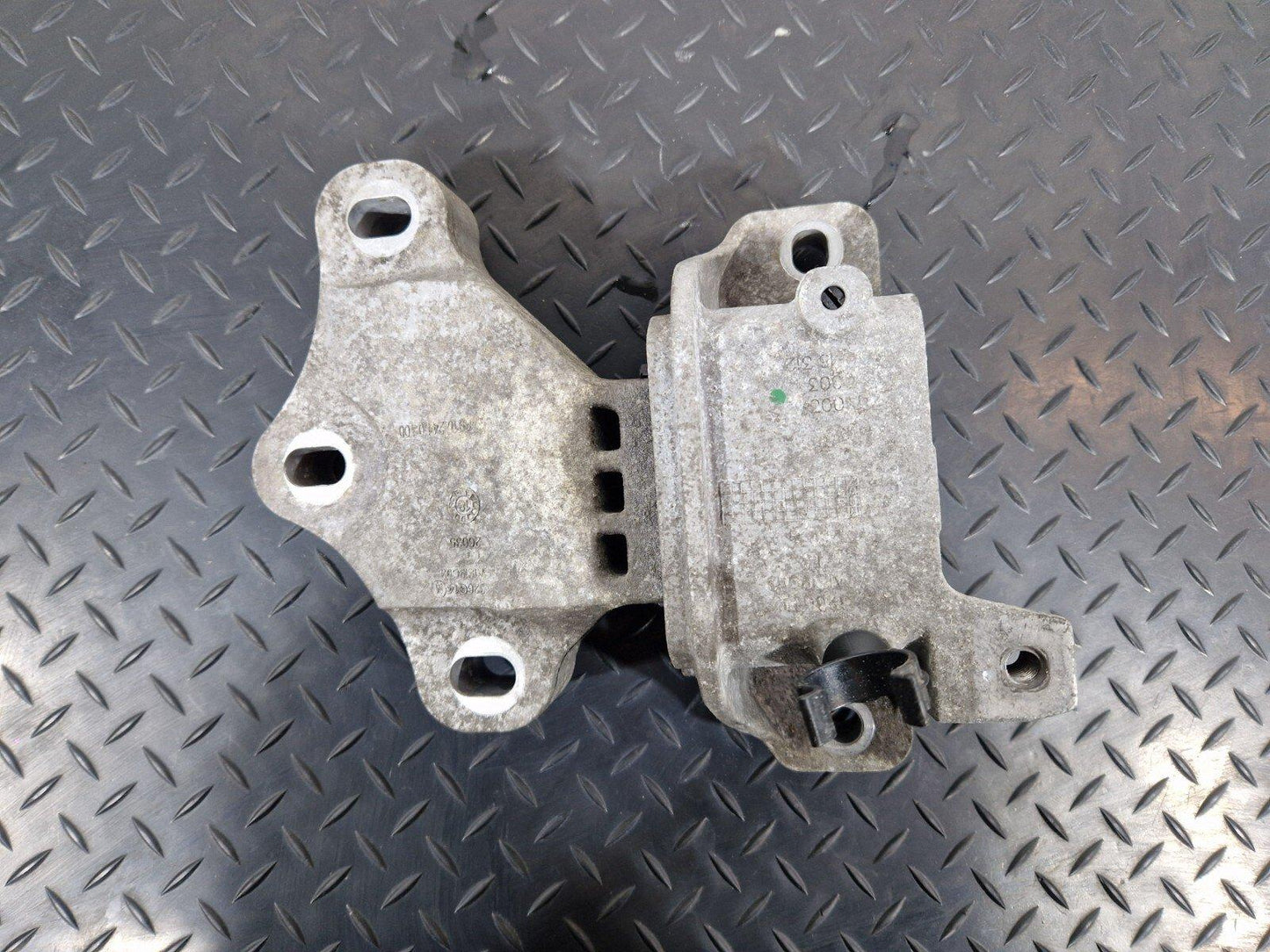 18 ON MERCEDES BENZ SPRINTER W907 W910 GEARBOX MOUNT LEFT SIDE A9102410300
