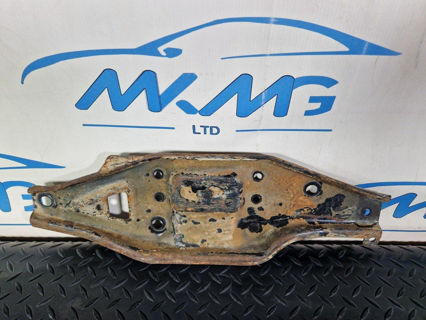 18-ON MERCEDES SPRINTER W907 FRONT BRACKET RIGHT LOWER MOUNT PLATE A9076220800