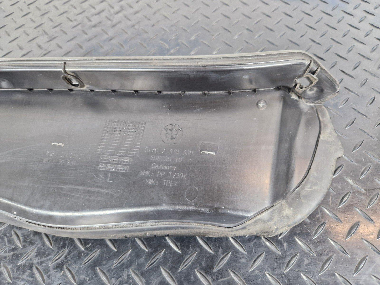 16-22 BMW X1 F48 GENUINE PASSENGER LEFT SIDE BONNET ENGINE SEAL BRACKET 7329399