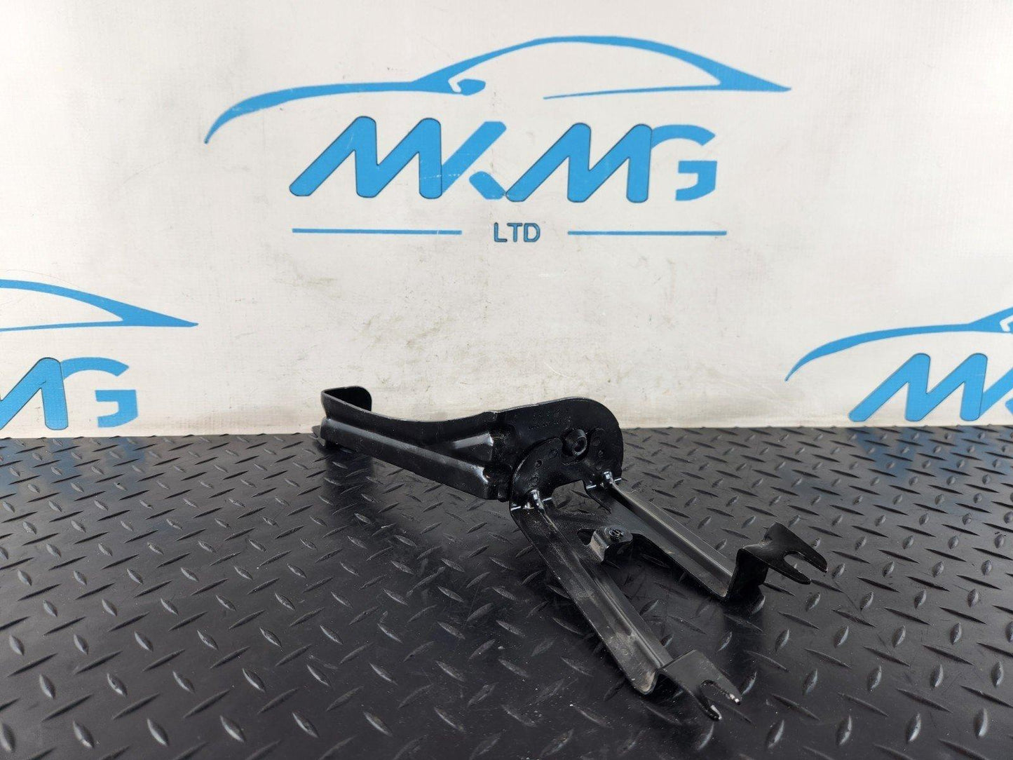 19-ON MERCEDES BENZ B CLASS W247 ABS PUMP MOUNT BRACKET SUPPORT A1774303400