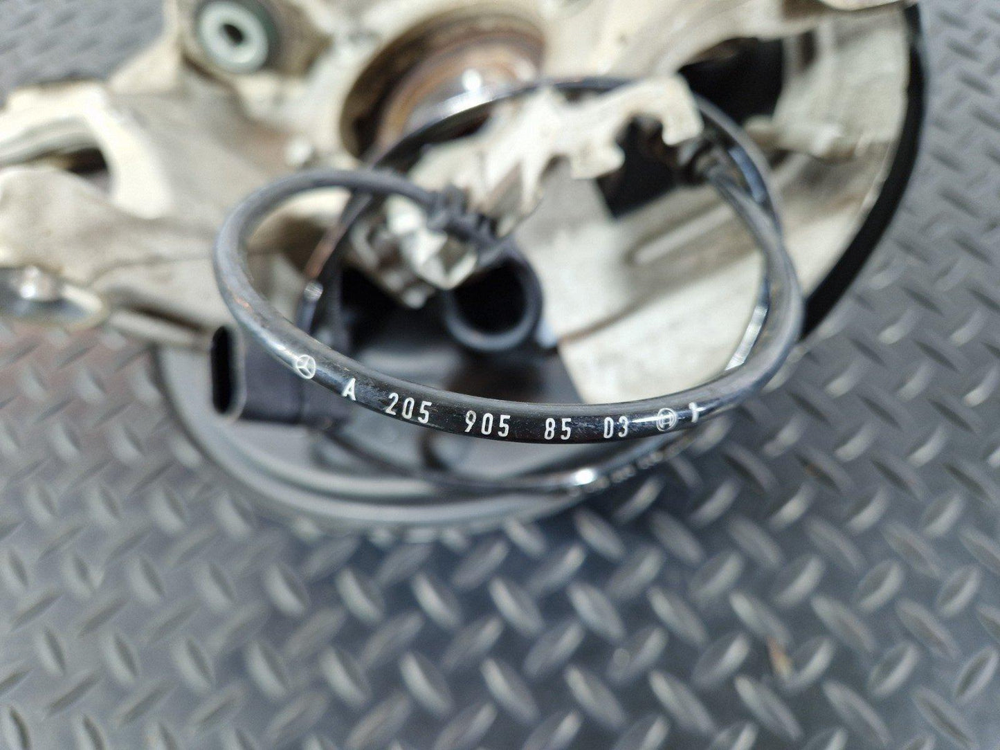14-21 MERCEDES BENZ C220d W205 REAR LEFT PASSENGER SIDE WHEEL HUB A2055467380