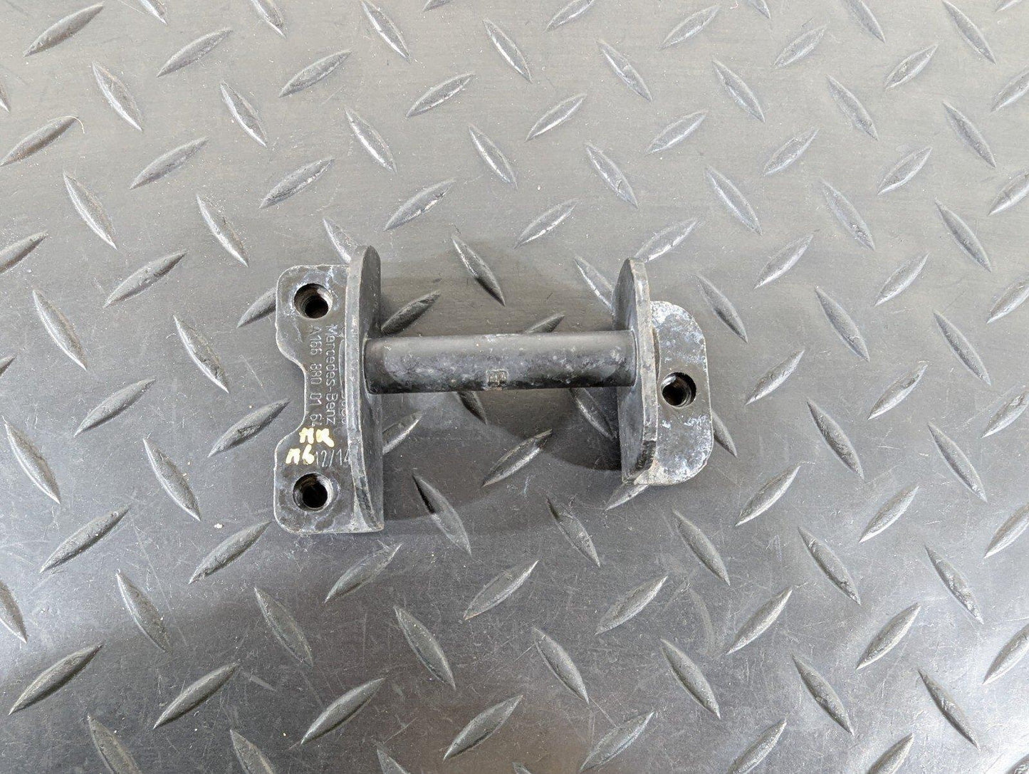 11-19 MERCEDES BENZ ML W166 BONNET HOOD LOCK BRACKET A1668800164