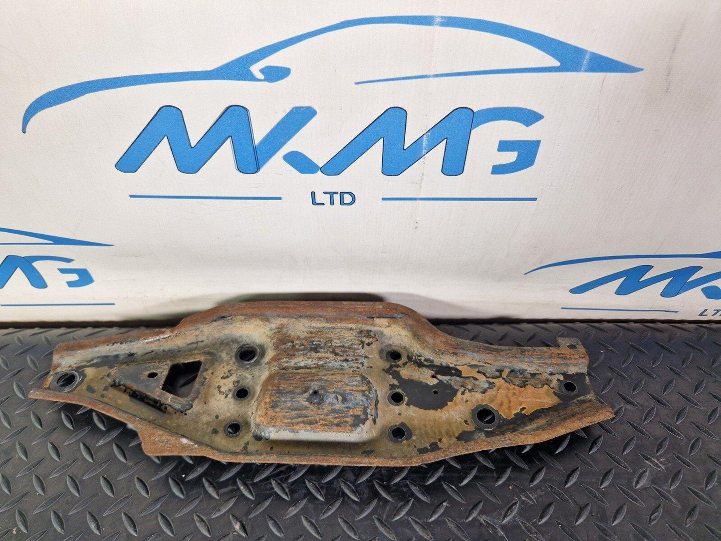 18-ON MERCEDES BENZ SPRINTER W907 FRONT BRACKET LEFT LOWER MOUNT A9076220700