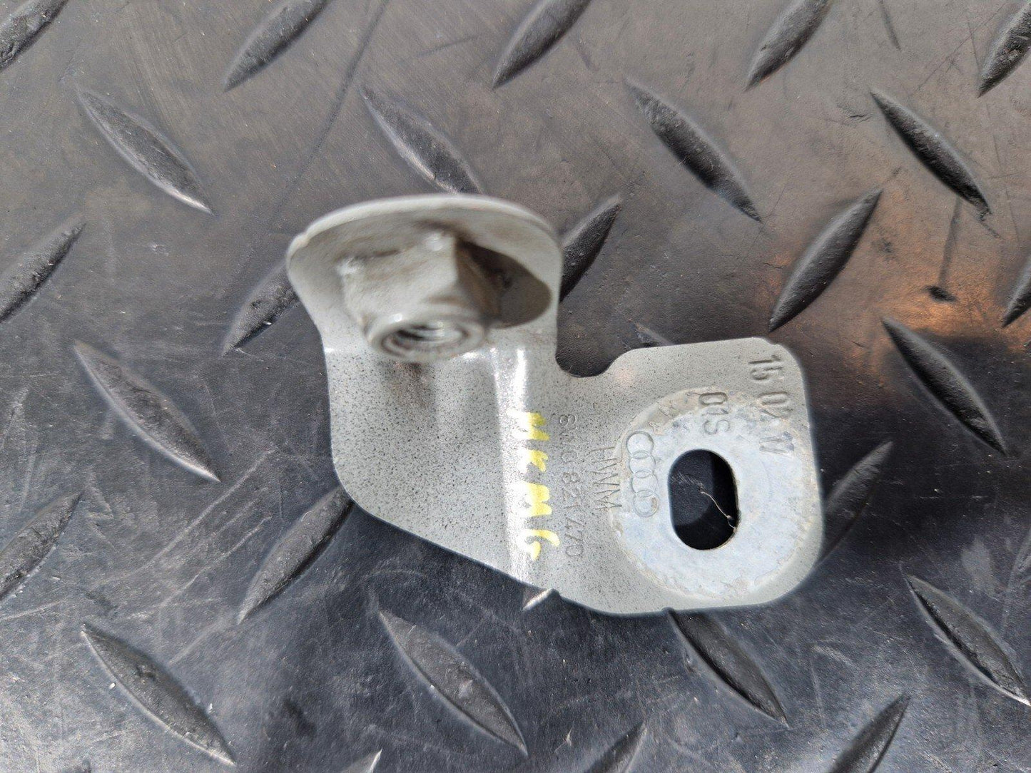 16-19 AUDI A4 B9 GENUINE OEM FRONT RIGHT DRIVER SIDE WING BRACKET 8W0821470