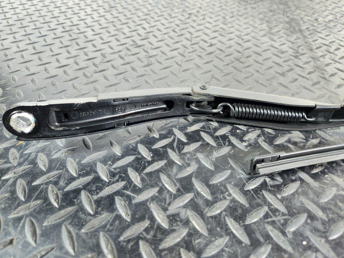 11-19 MERCEDES BENZ ML W166 GENUINE FRONT RIGHT O/S WINDOW WIPER ARM A1668201040