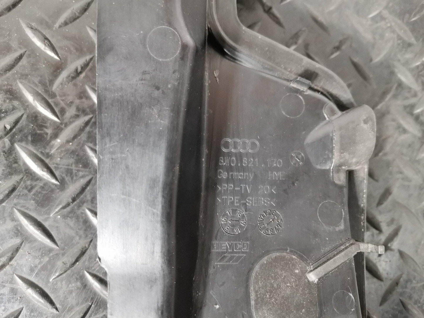 16-19 AUDI A4 B9 SALOON GENUINE RIGHT DRIVER SIDE WING PANEL  SEAL 8W0821170