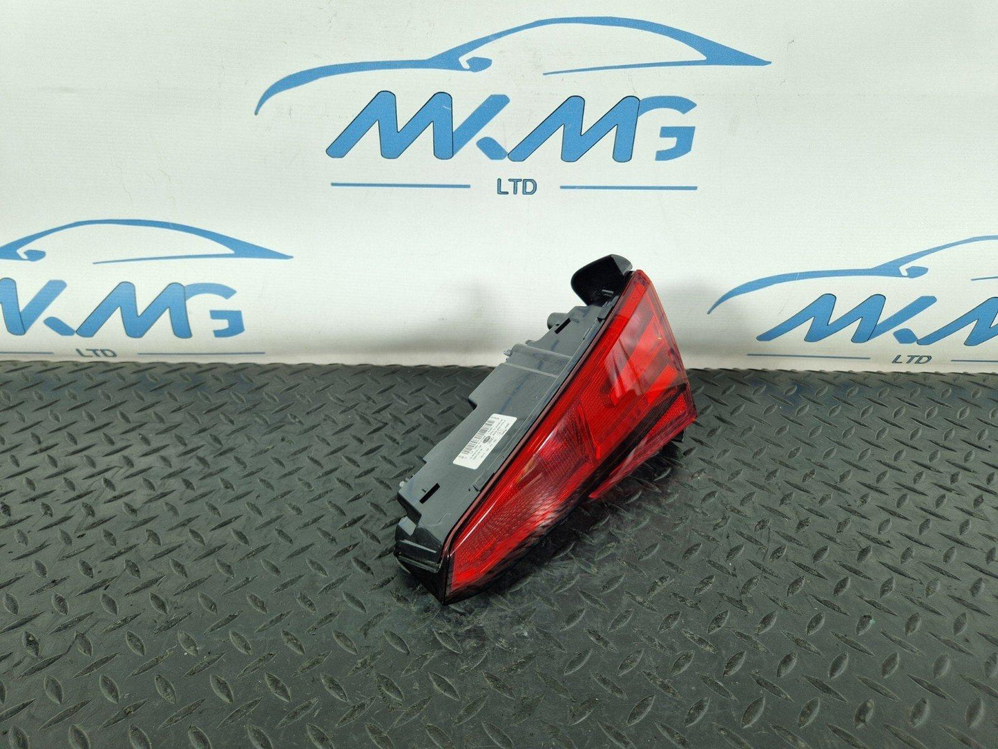 16-19 AUDI A4 B9 GENUINE REAR RIGHT O/S/R INNER TAILGATE LIGHT 8W5945076A