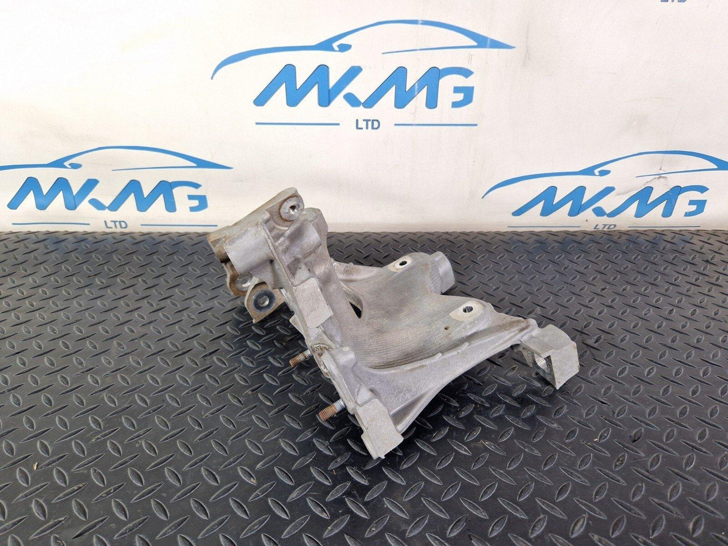 16-19 AUDI A4 B9 S-LINE OEM LEFT SIDE ENGINE MOUNT BRACKET 8W0399295E