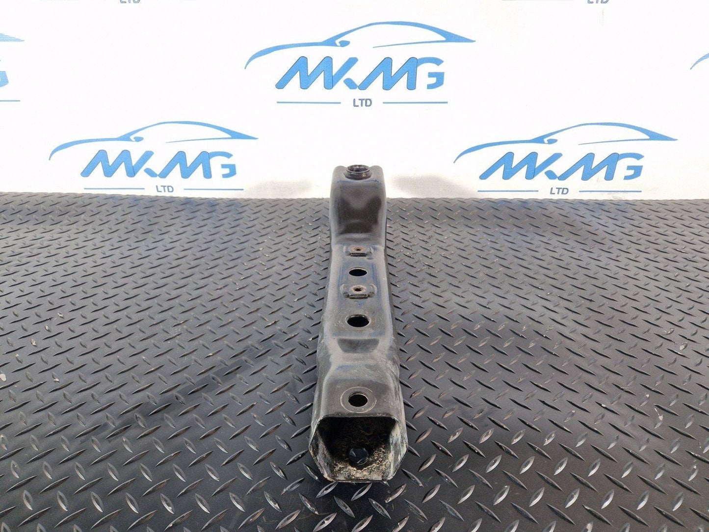 18-ON MERCEDES-BENZ W906 SPRINTER DRIVER SUBFRAME MOUNT BRACE STRUT A9063300105