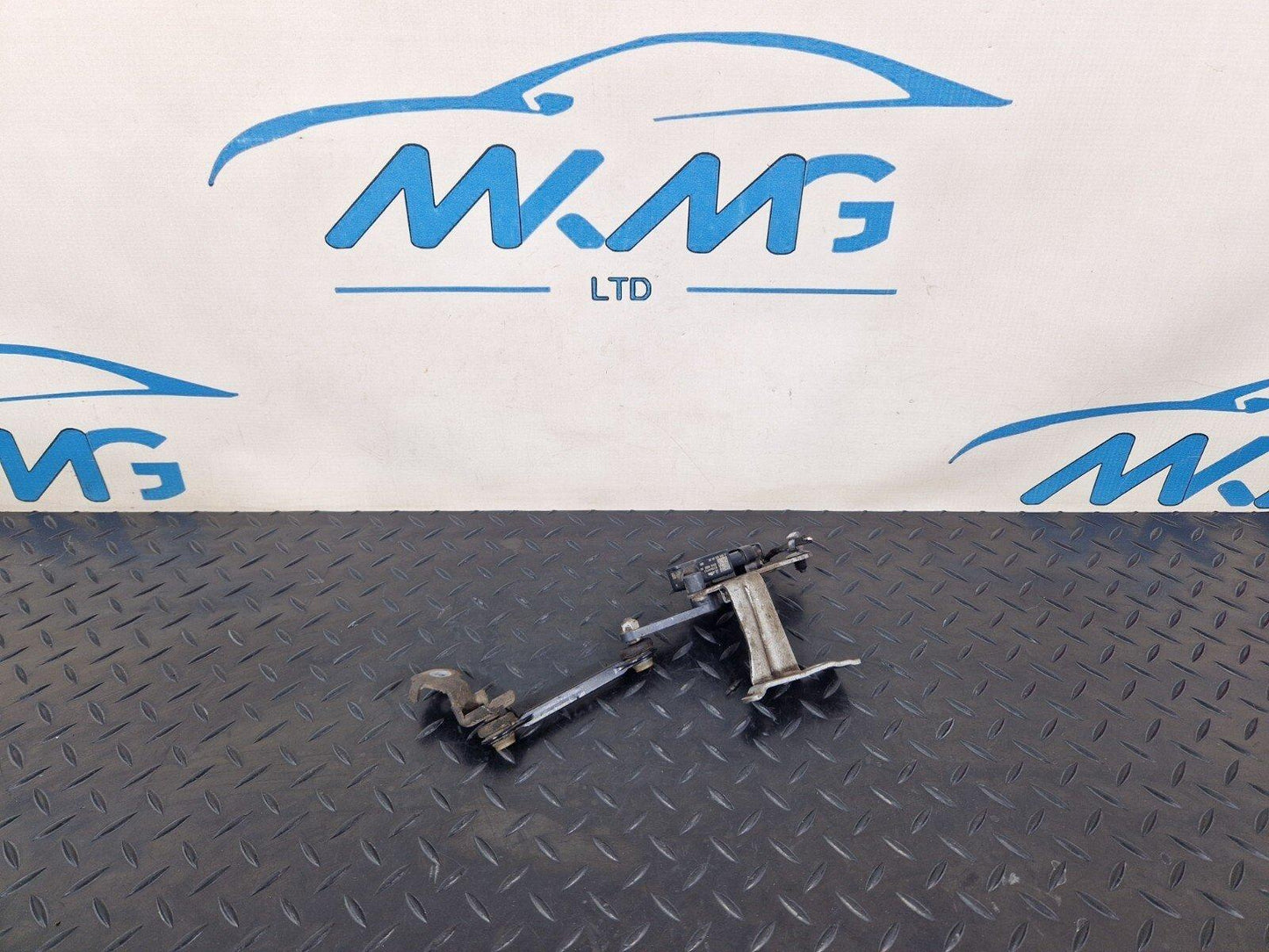 19-ON MERCEDES A CLASS W177 REAR RIGHT HEADLIGHT HEIGHT LEVEL SENSOR A2473205400