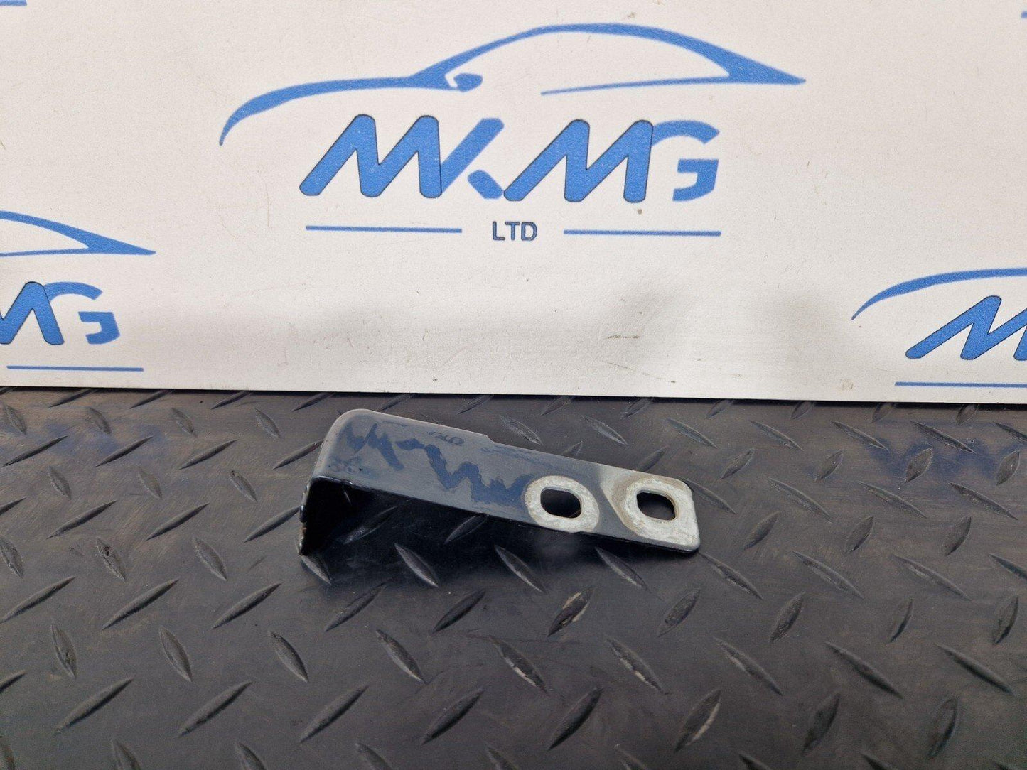 16-19 AUDI A4 B9 GENUINE FRONT LEFT PASSENGER SIDE WING BRACKET 8W0821433B