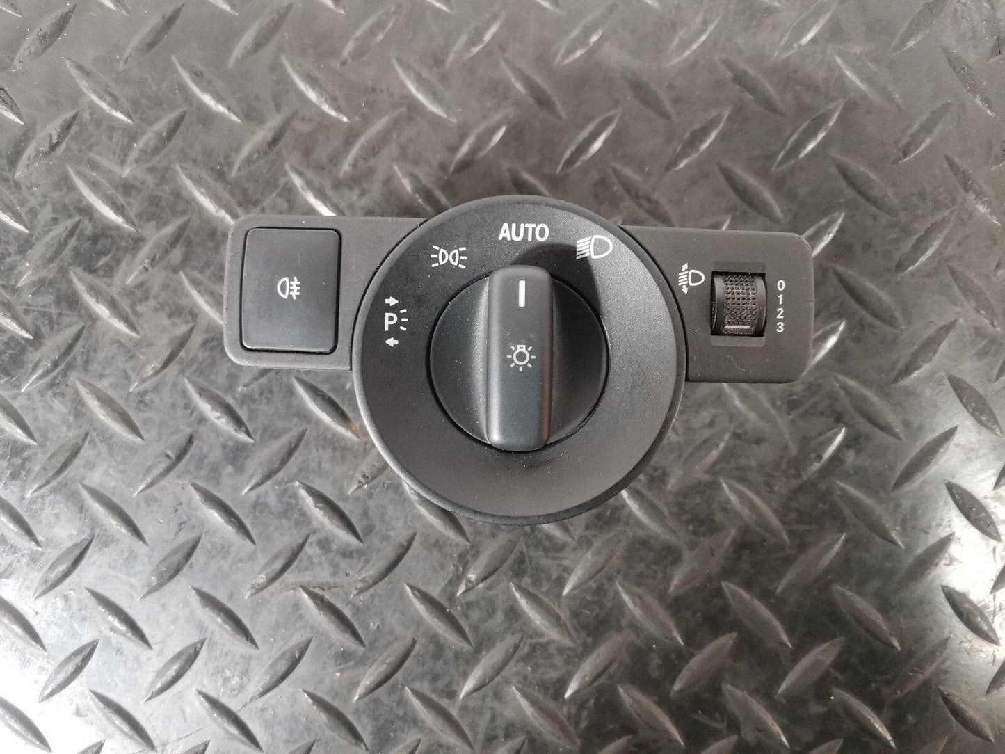 12-18 MERCEDES A B CLA-CLASS W176 W246 C117 GENUINE HEADLIGHT SWITCH A2469050050
