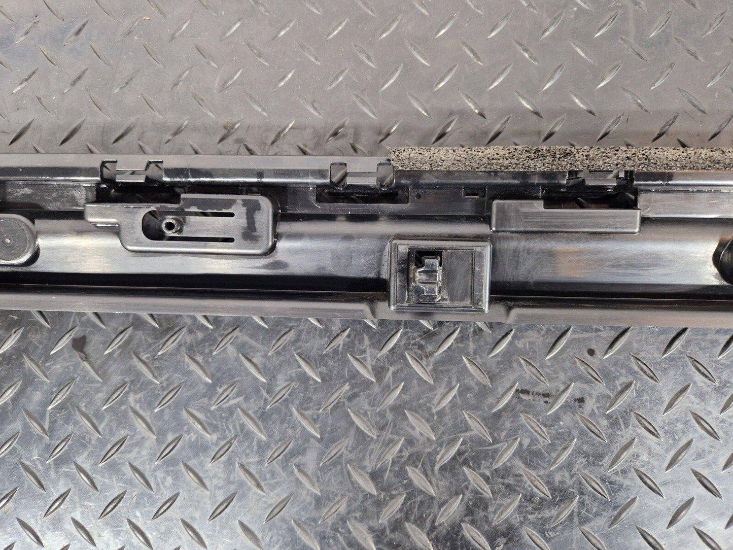 16-22 BMW X1 F48 SIDE SKIRT MOUNTING BRACKET CENTRE MIDDLE RIGHT SIDE 7332332