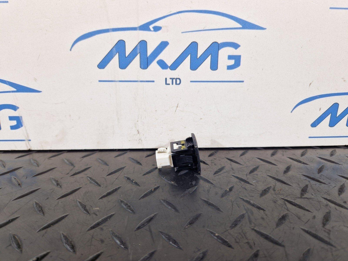 18-ON MERCEDES BENZ A CLASS W177 GENUINE USB PORT SOCKET CONNECTOR A2188200187