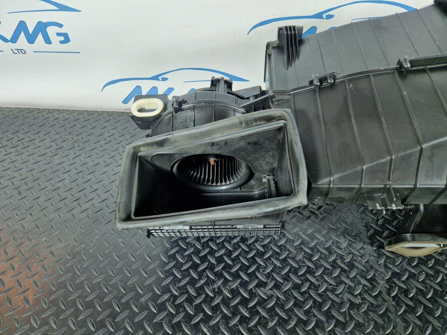 14-19 MERCEDES GLA X156 AIR CONDITIONING HEATER MATRIX HOUSING BOX A2468302302
